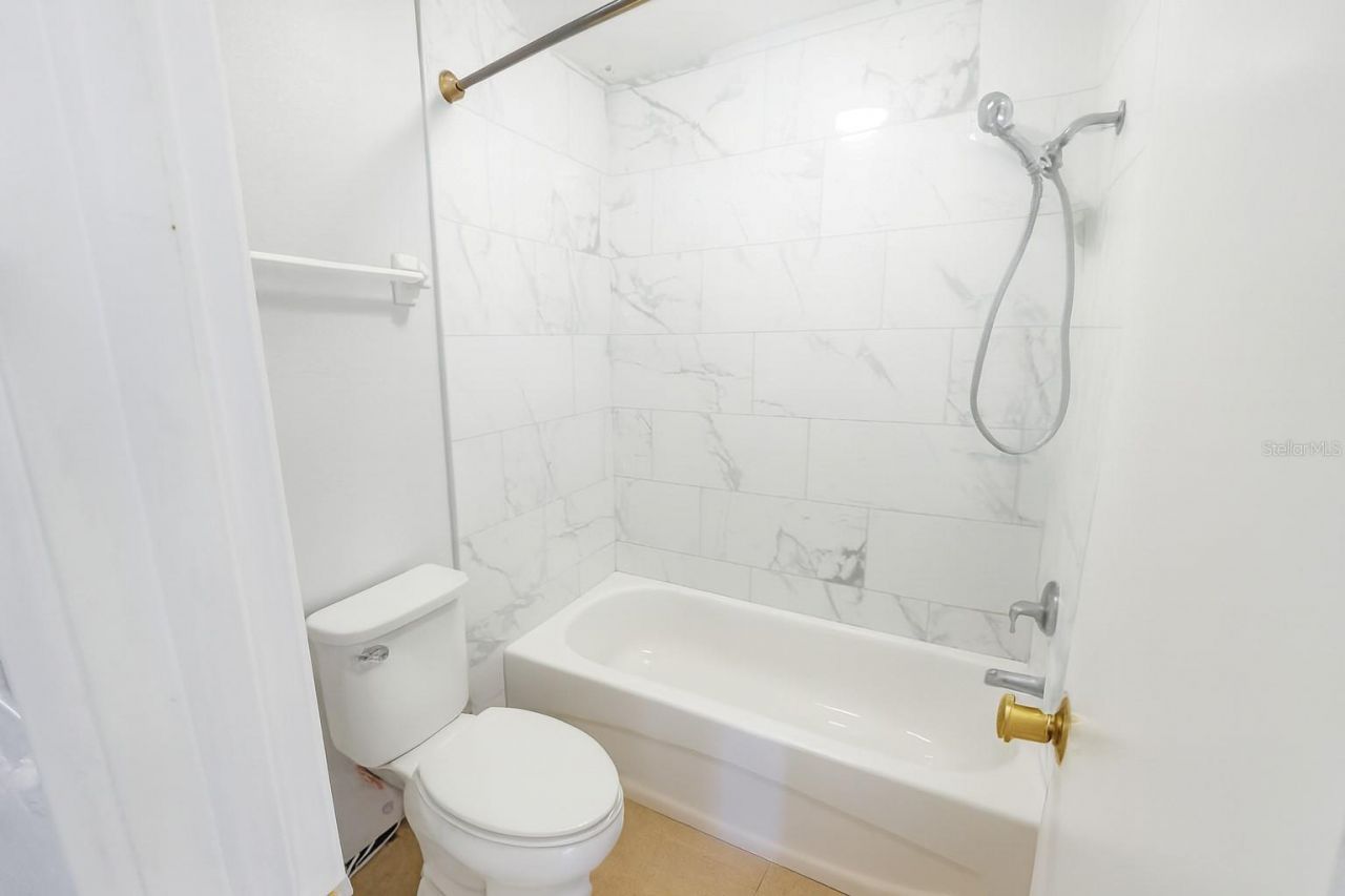 200 Country Club Dr, Unit 1302, Largo, FL 33771 Photo