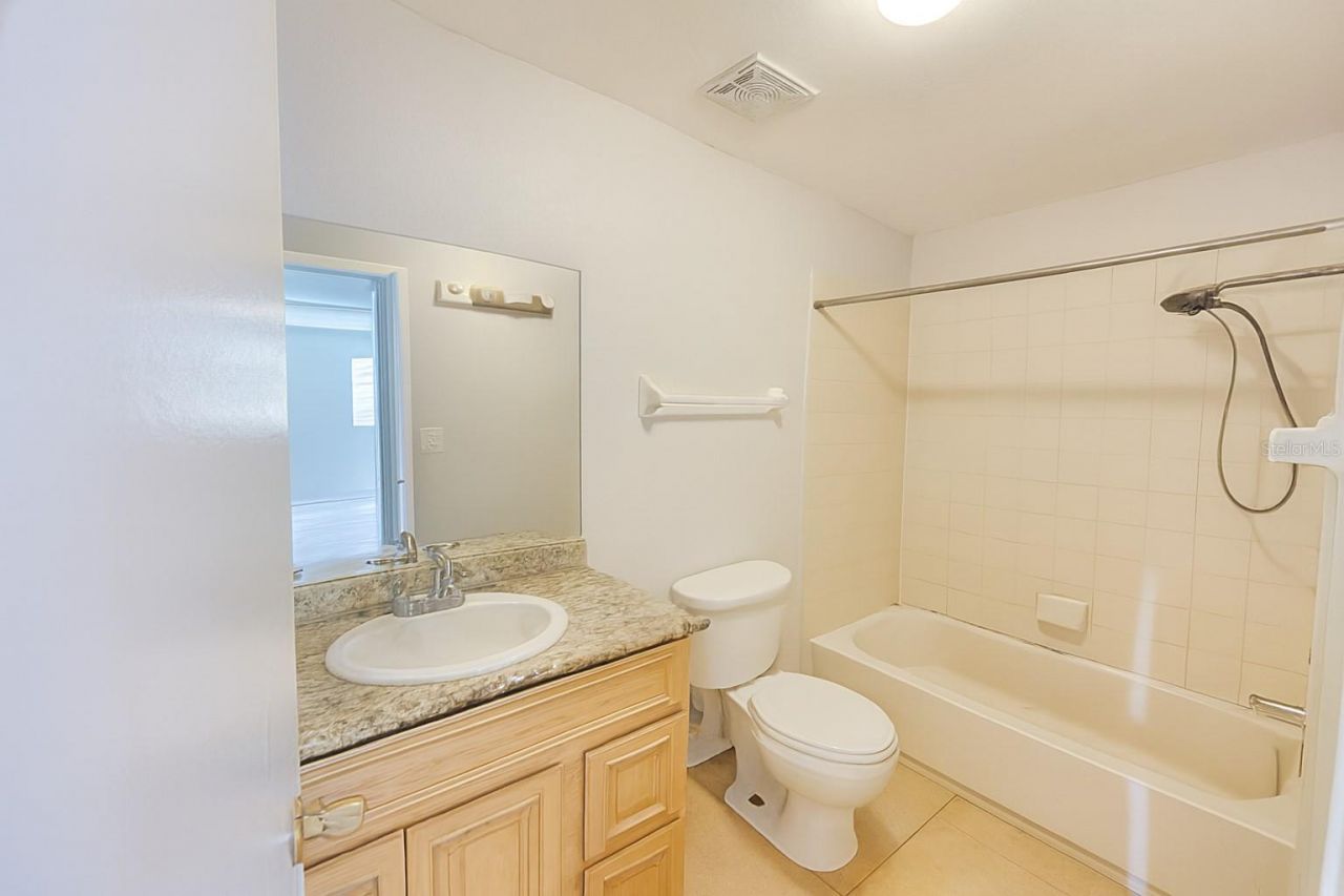 200 Country Club Dr, Unit 1302, Largo, FL 33771 Photo