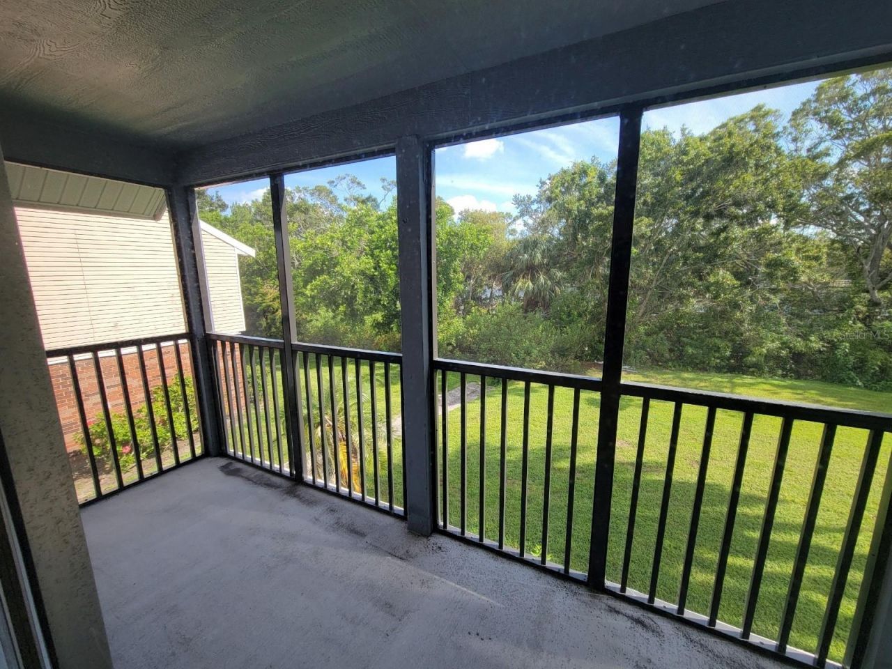 200 Country Club Dr, Unit 1302, Largo, FL 33771 Photo