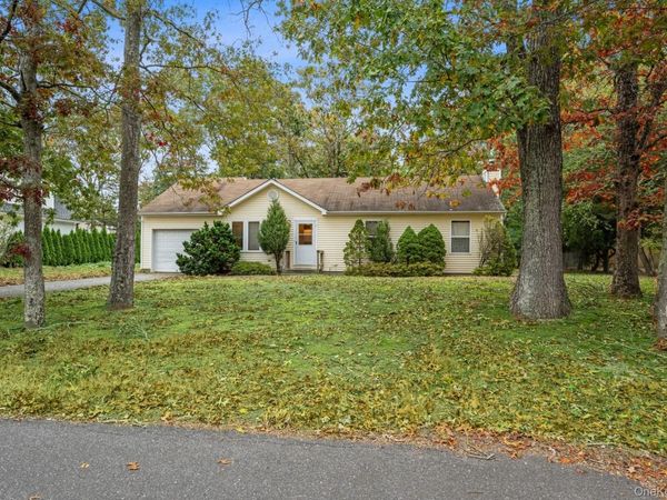 9 Shinnecock Avenue, East Quogue, NY 11942