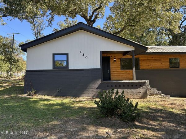 220 N James Avenue, McComb, MS 39648