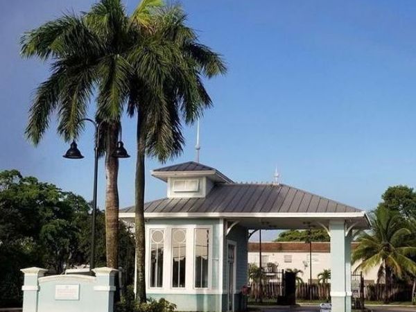 5317 NW 18th Street, Unit 2B, Fort Lauderdale, FL 33313