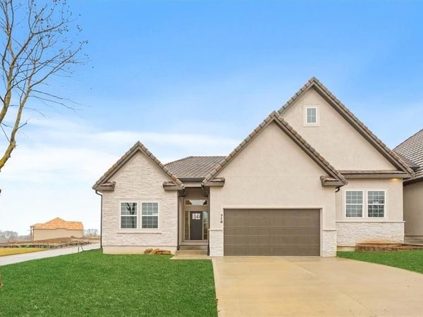 718 NE Lone Hill Drive, Unit A, Lee's Summit, MO 64064