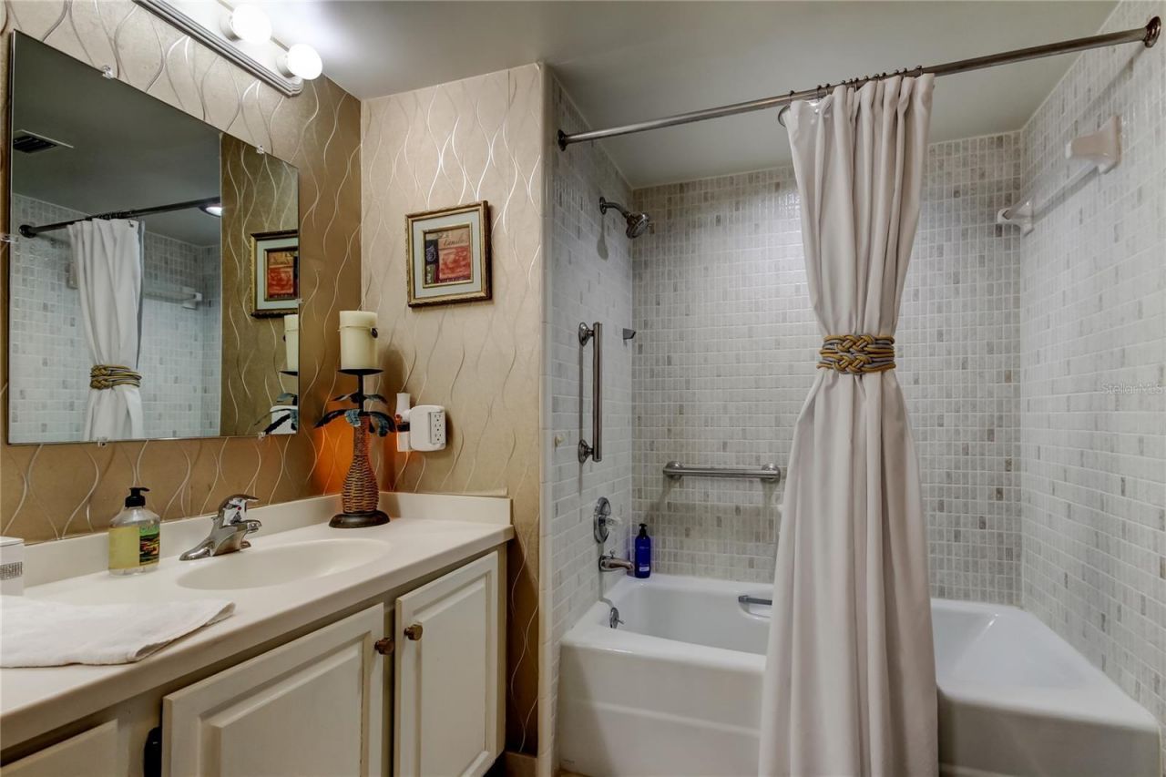 5200 Brittany Drive S, Unit 204, Saint Petersburg, FL 33715 Photo