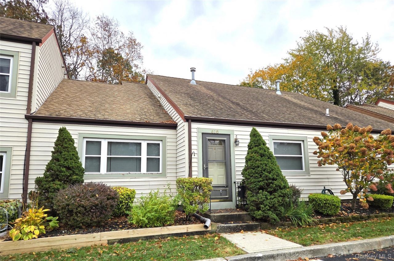 618 Lake Court, Unit 618, Middle Island, NY 11953 Main Photo