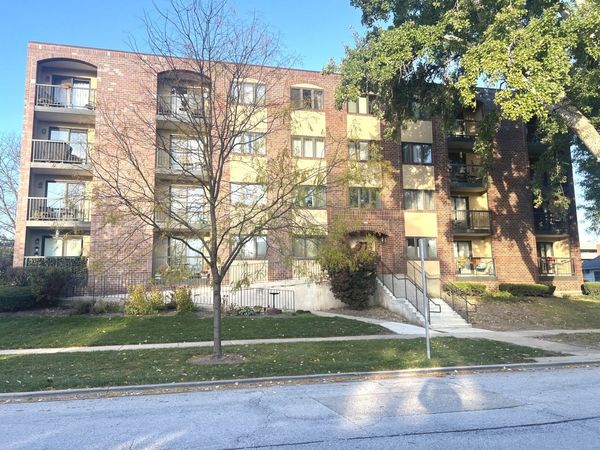 104 N Pine Avenue, Unit 302, Arlington Heights, IL 60004