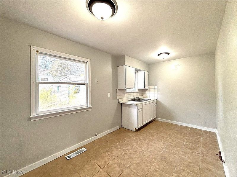 12510 Summerland Avenue, Cleveland, OH 44111 Photo 6