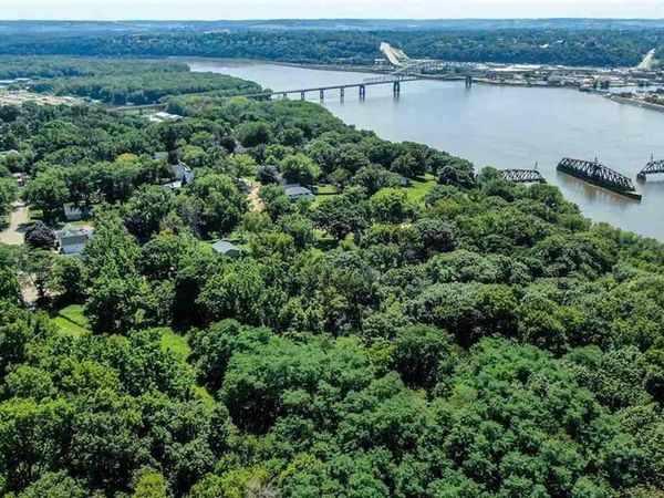 600 Livingston Avenue, East Dubuque, IA 61025