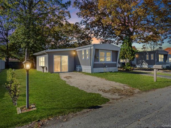40 Buttercup Dr, Bohemia, NY 11716