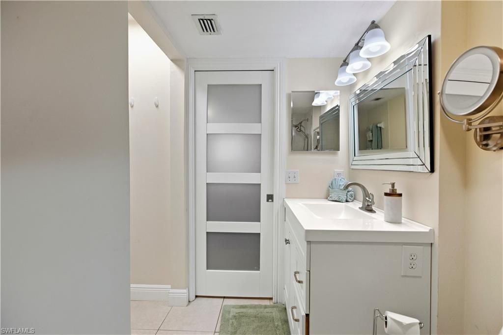 600 Neapolitan Way, Unit 105, Naples, FL 34103 Photo