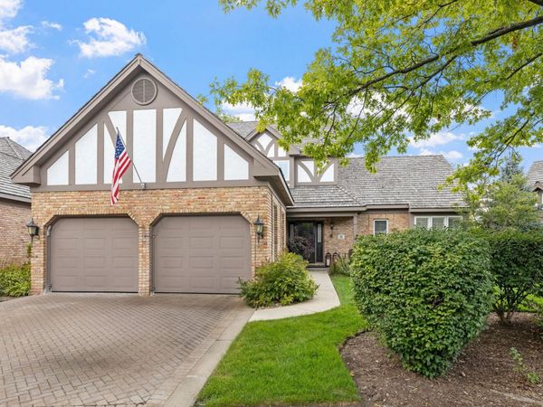 55 Chesterfield Court, Burr Ridge, IL 60522