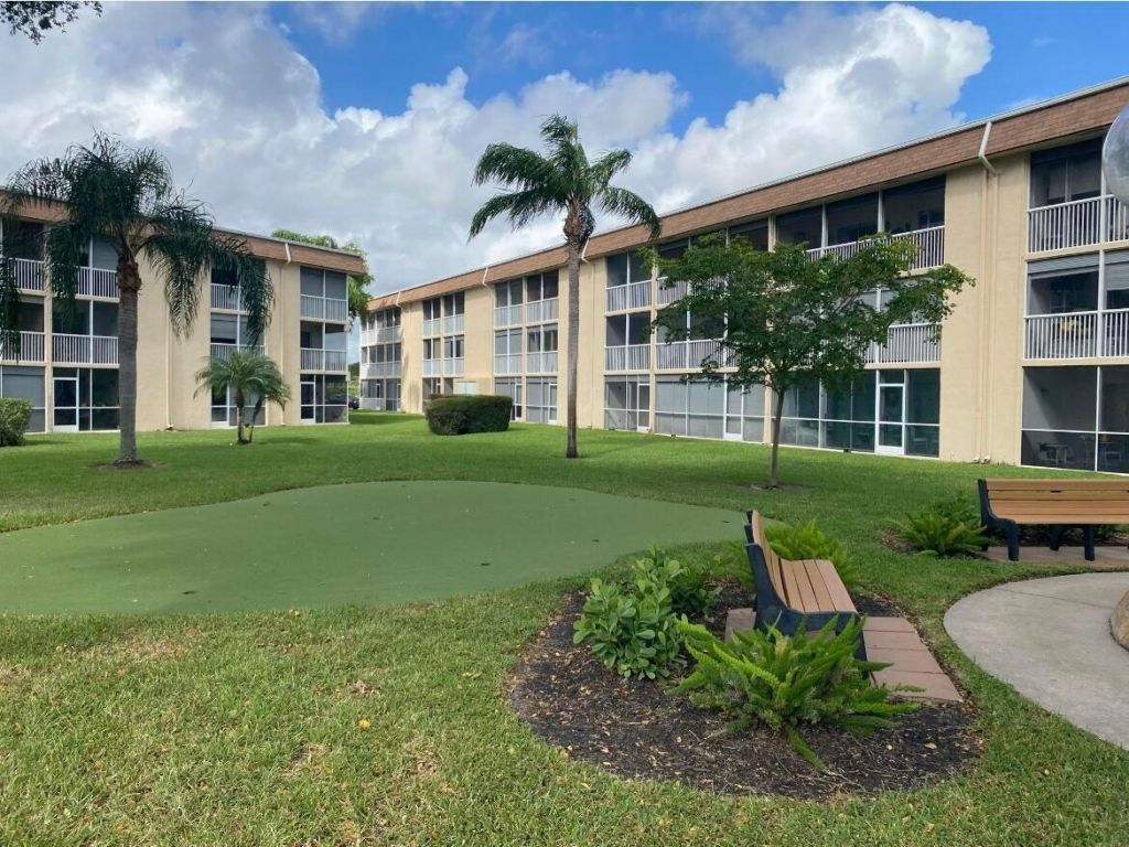 400 Village Green Circle W, Unit 202, Palm Springs, FL 33461 Photo