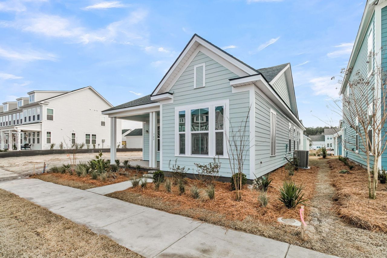 749 Blueway Avenue Photo 3