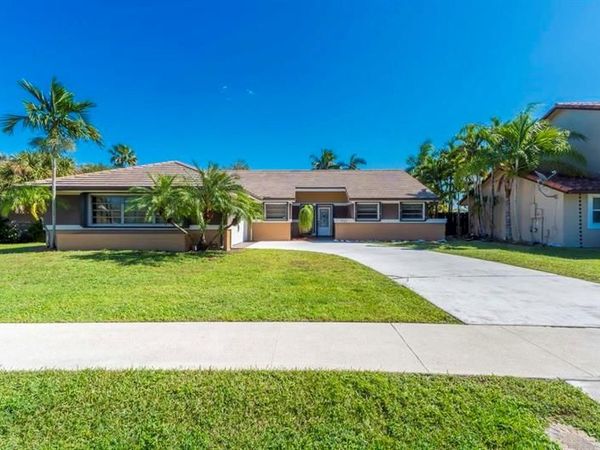 5720 W Waterford Dr, Davie, FL 33331