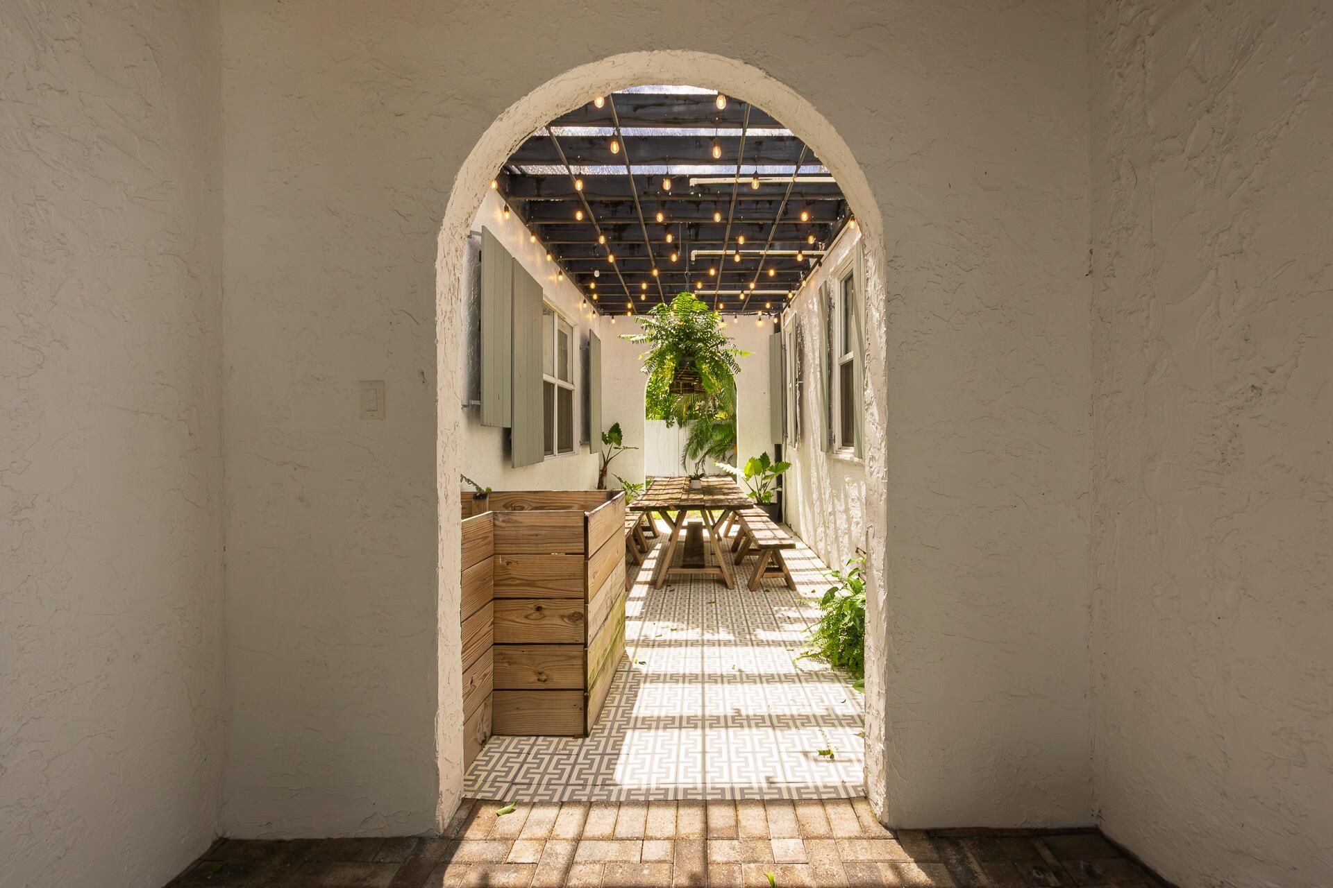 717 Forest Hill Boulevard, West Palm Beach, FL 33405 Photo