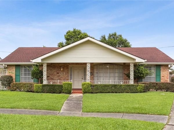 142 E RANDALL Court, Gretna, LA 70053