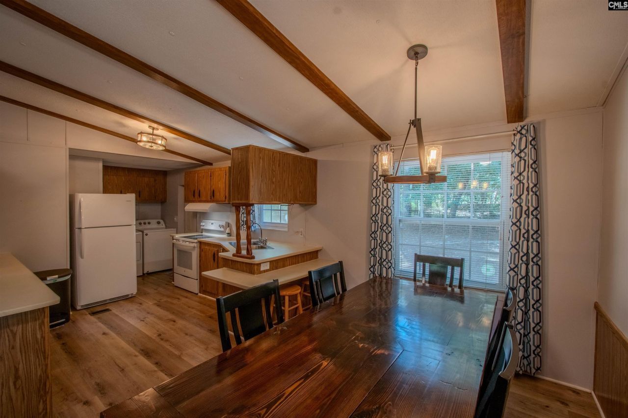 938 Blacksgate Road E Photo 11