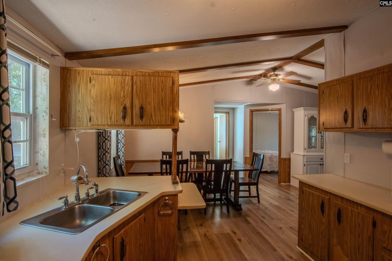 938 Blacksgate Road E Photo 14