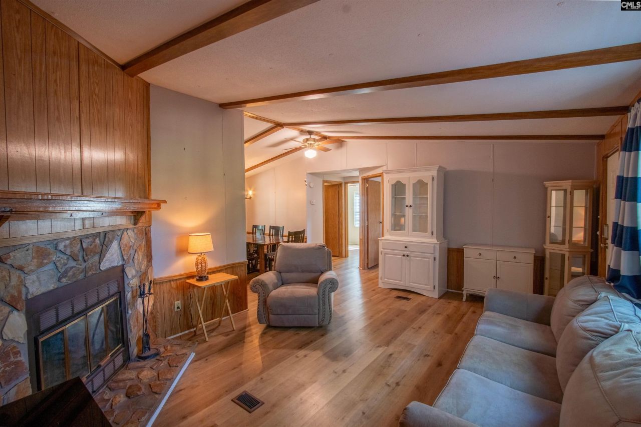 938 Blacksgate Road E Photo 16