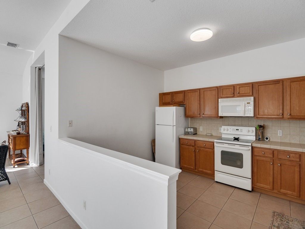 520 7th Square, Unit 201, Vero Beach, FL 32962 Photo