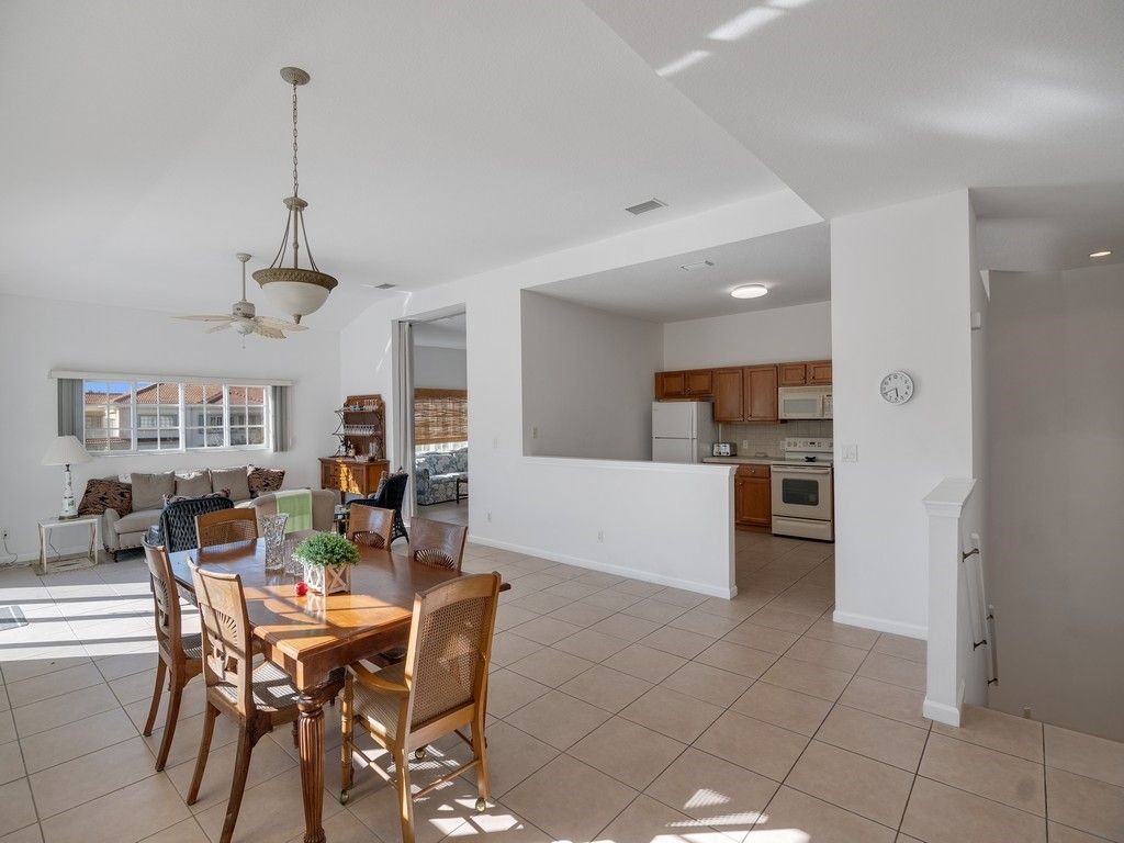 520 7th Square, Unit 201, Vero Beach, FL 32962 Photo