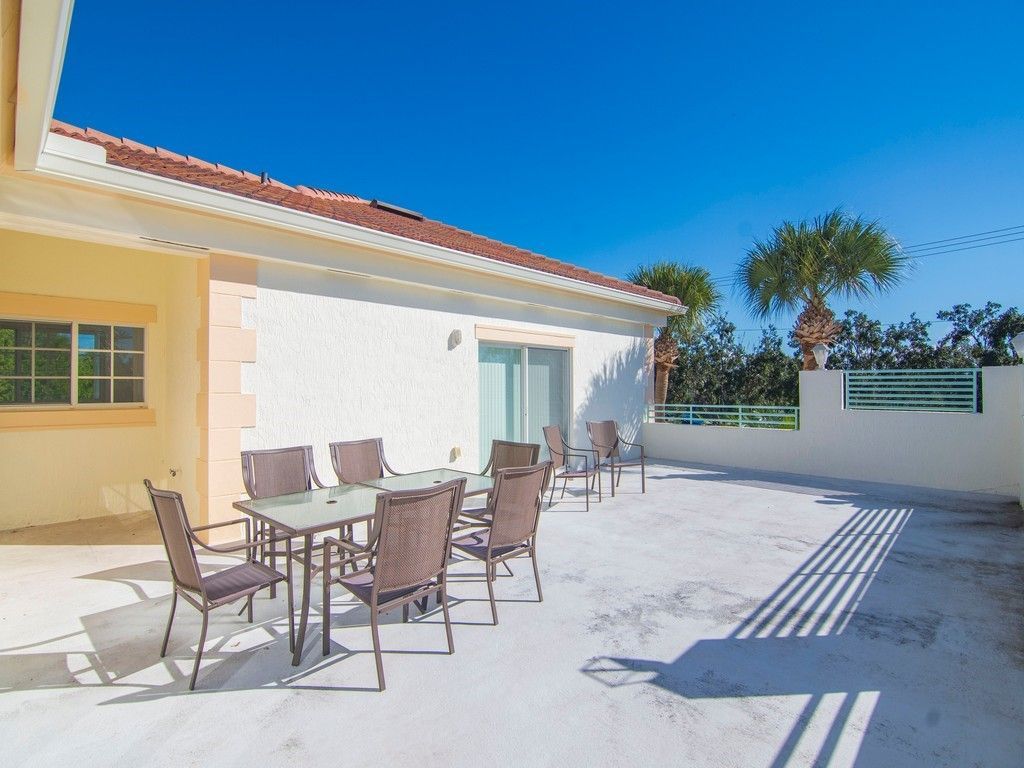 520 7th Square, Unit 201, Vero Beach, FL 32962 Photo