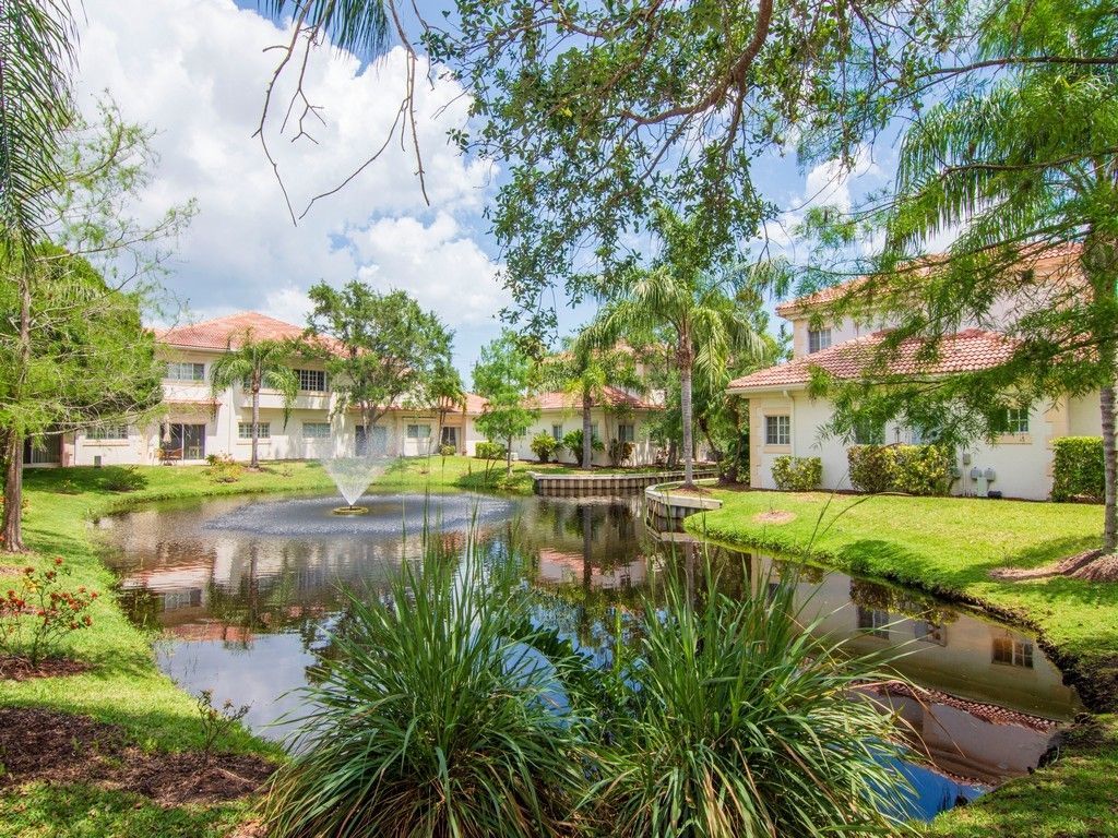 520 7th Square, Unit 201, Vero Beach, FL 32962 Photo