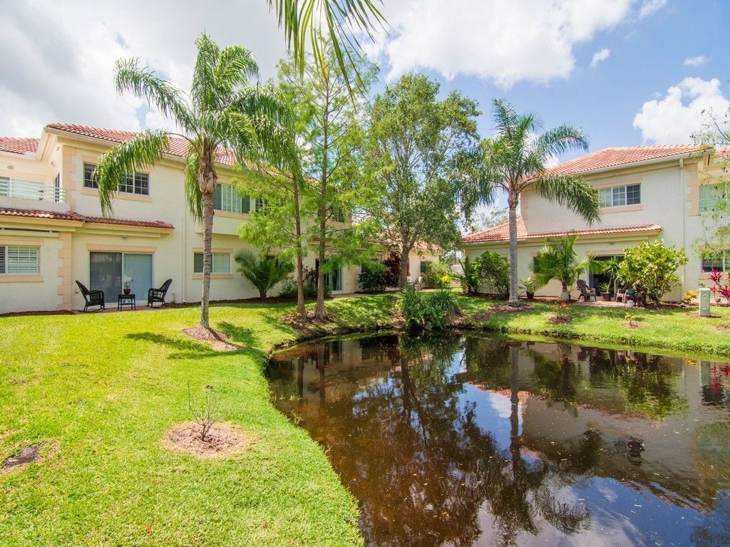 520 7th Square, Unit 201, Vero Beach, FL 32962 Photo