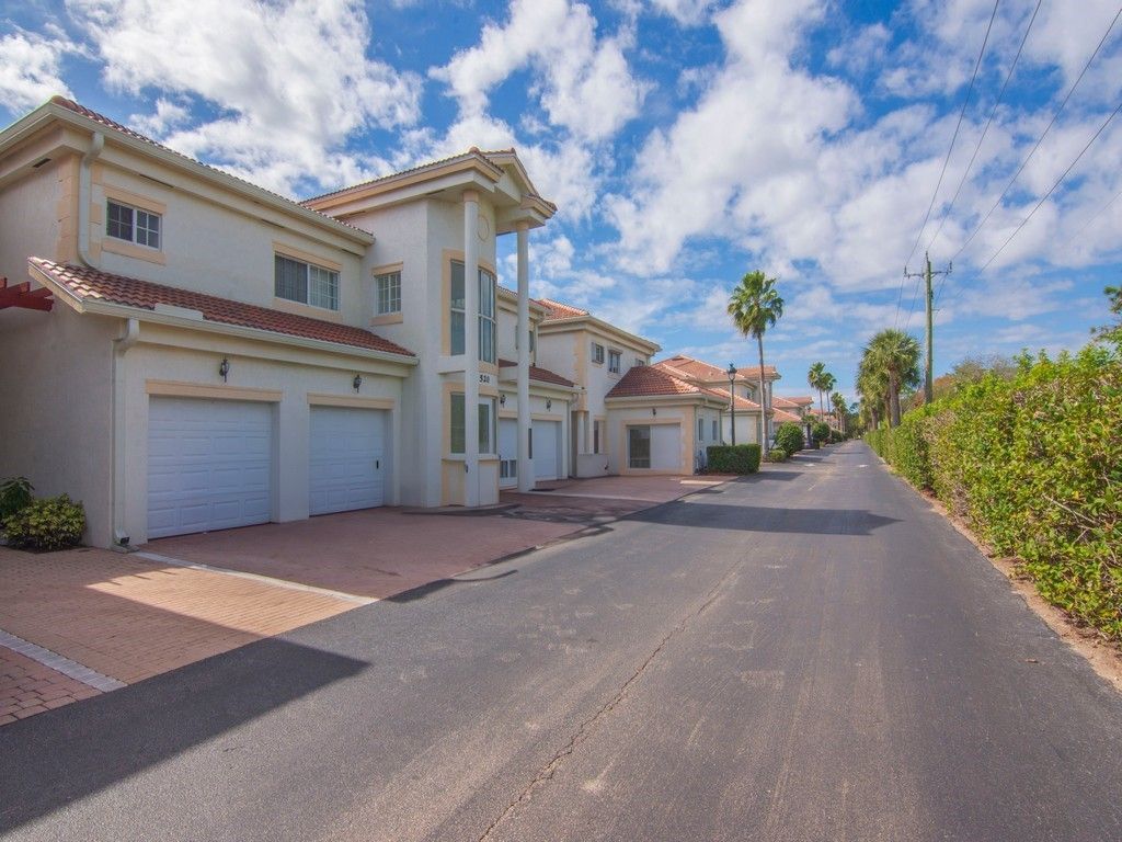 520 7th Square, Unit 201, Vero Beach, FL 32962 Photo