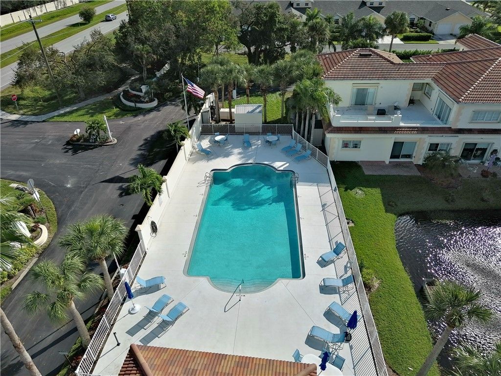 520 7th Square, Unit 201, Vero Beach, FL 32962 Photo