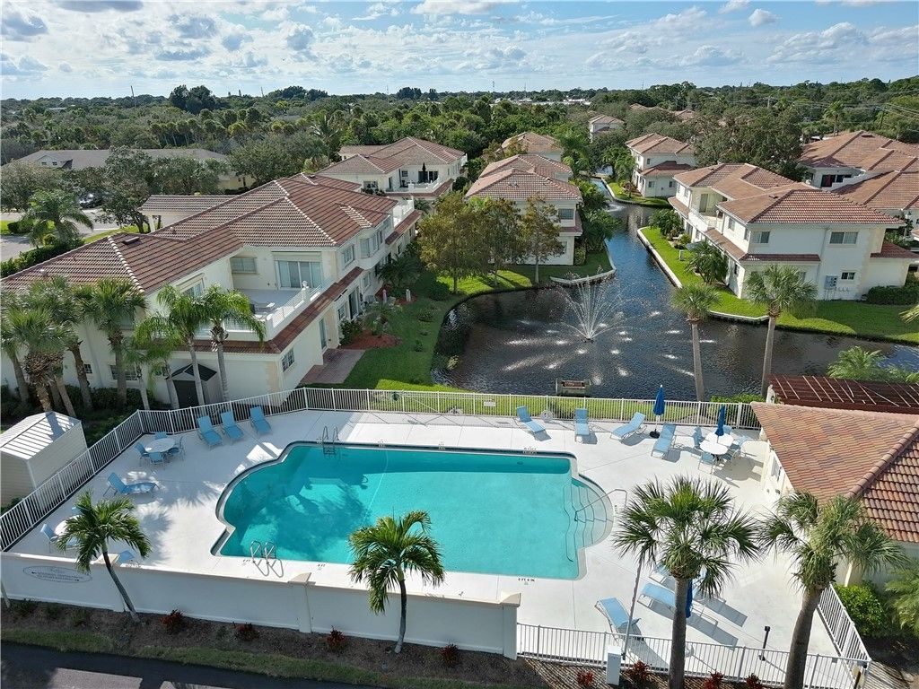 520 7th Square, Unit 201, Vero Beach, FL 32962 Photo