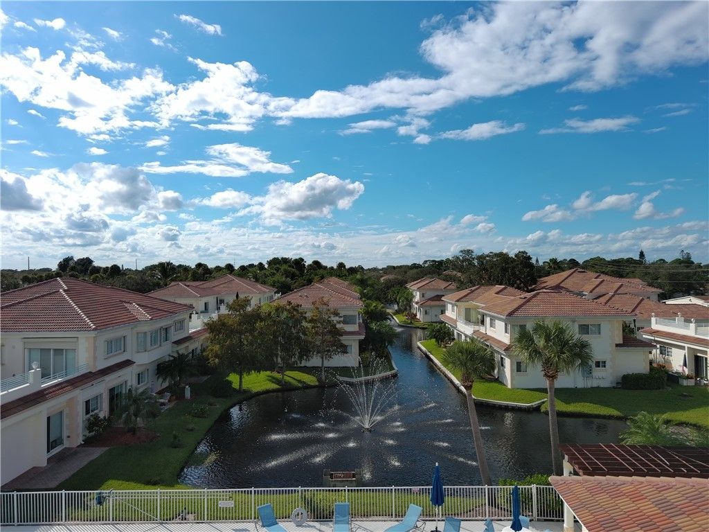 520 7th Square, Unit 201, Vero Beach, FL 32962 Photo