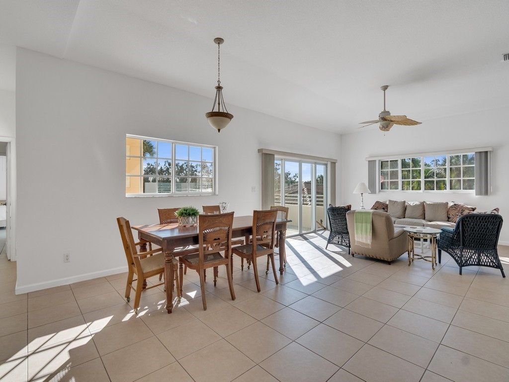 520 7th Square, Unit 201, Vero Beach, FL 32962 Photo