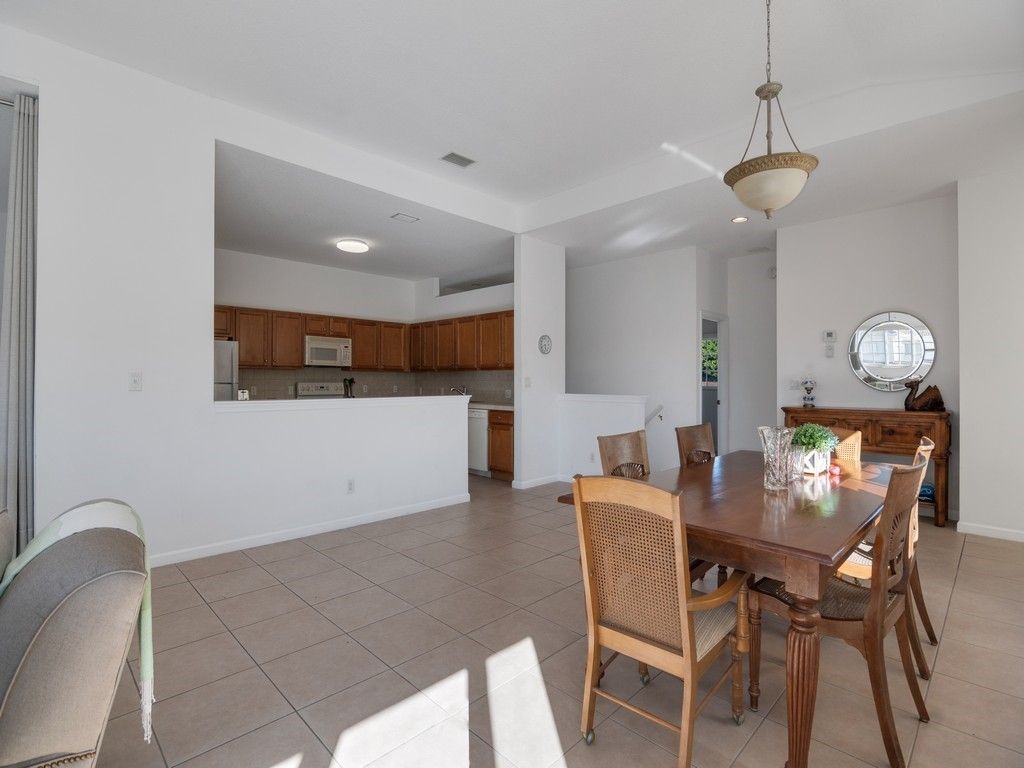 520 7th Square, Unit 201, Vero Beach, FL 32962 Photo