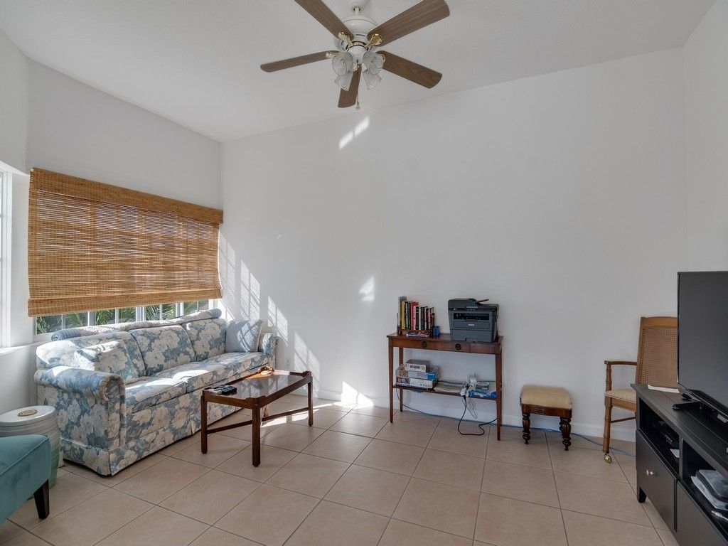 520 7th Square, Unit 201, Vero Beach, FL 32962 Photo