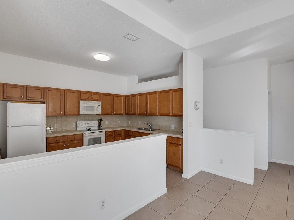 520 7th Square, Unit 201, Vero Beach, FL 32962 Photo