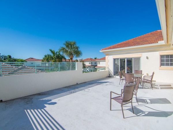 520 7th Square, Unit 201, Vero Beach, FL 32962