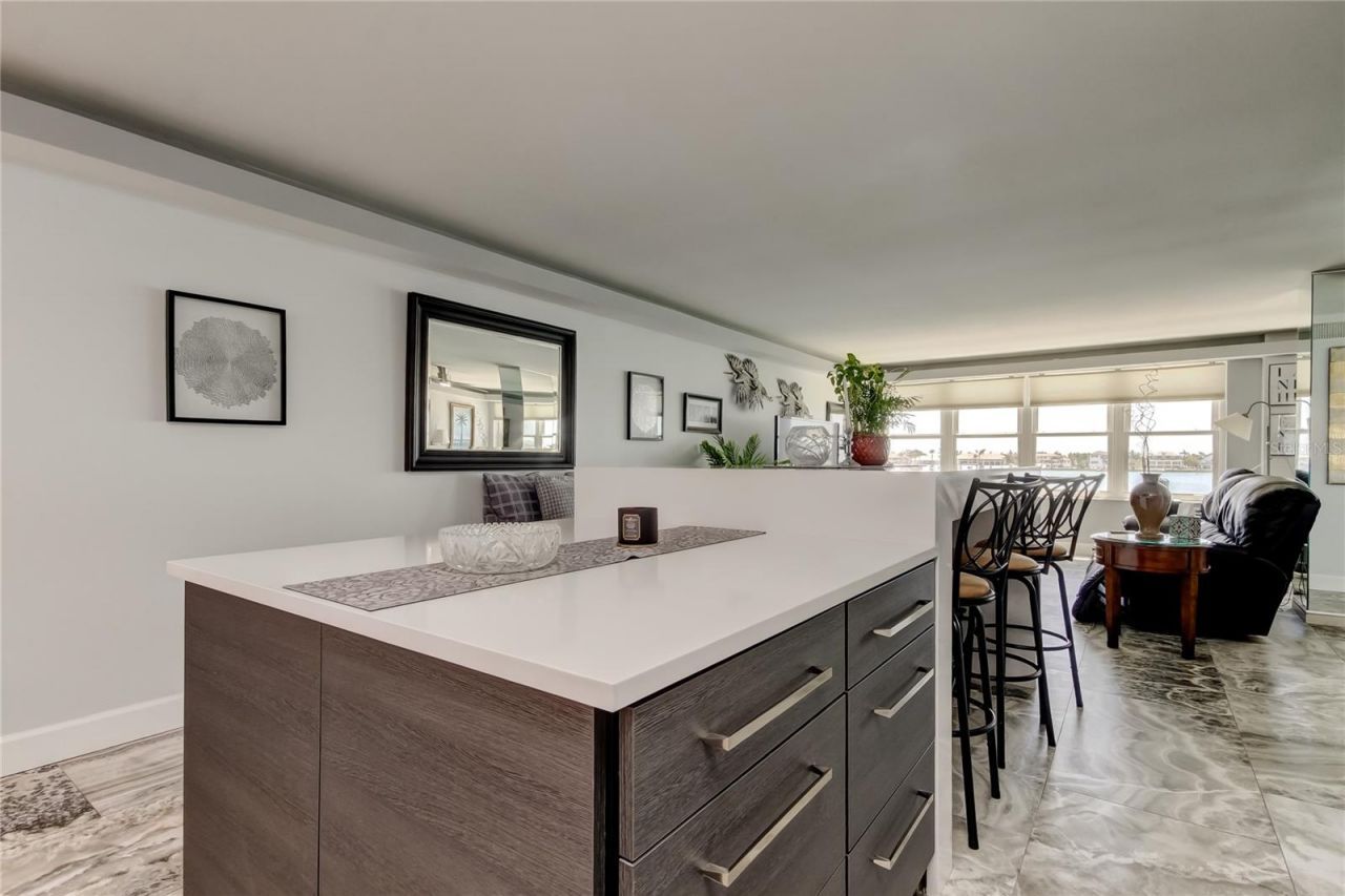 5200 Brittany Drive S, Unit 204, Saint Petersburg, FL 33715 Photo