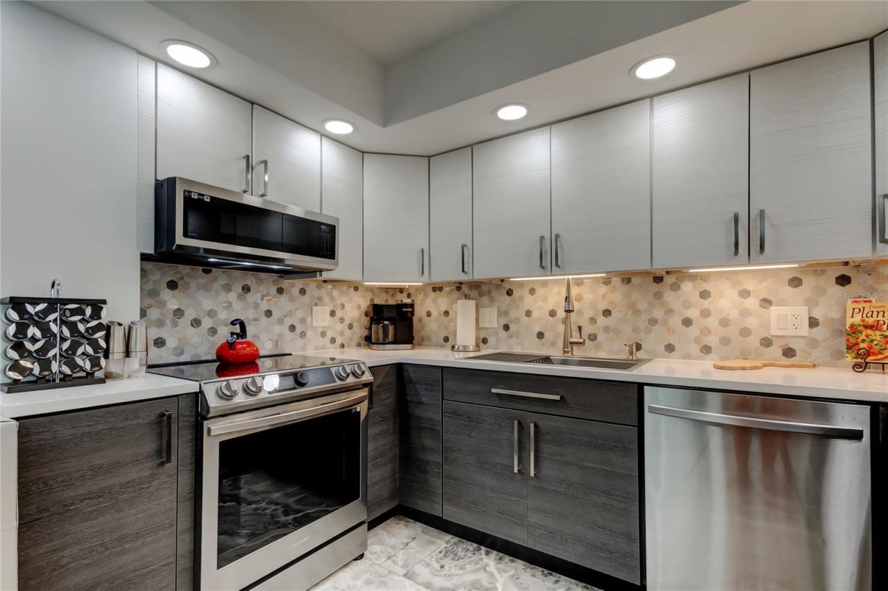 5200 Brittany Drive S, Unit 204, Saint Petersburg, FL 33715 Photo