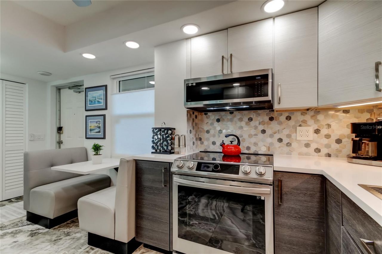 5200 Brittany Drive S, Unit 204, Saint Petersburg, FL 33715 Photo