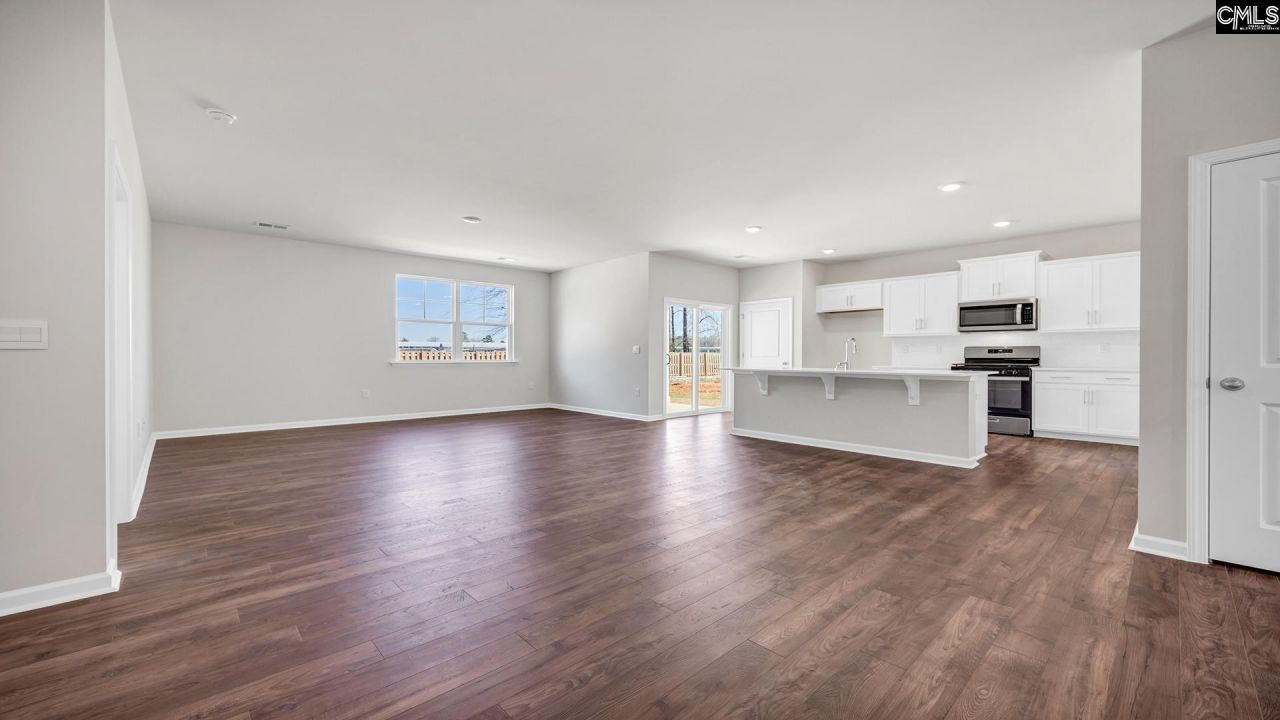 484 Leathertree Lane Photo 10