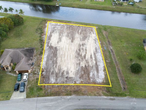 121 SW Hawthorne Circle, Port Saint Lucie, FL 34953