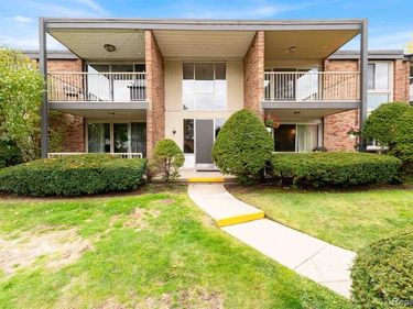 4047 W Maple Road, Bloomfield Hills, MI 48301