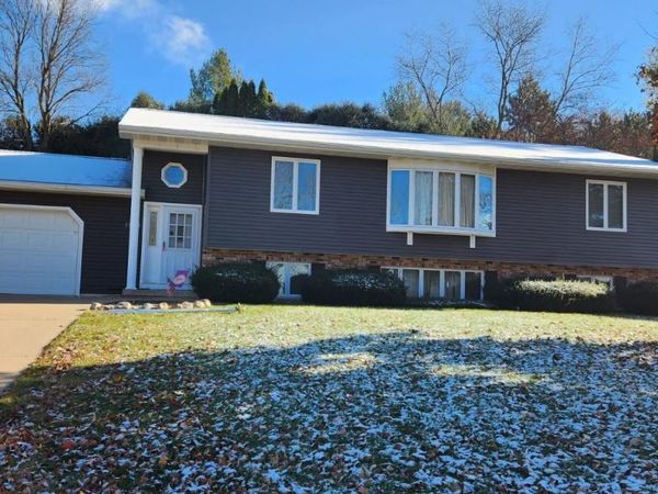 1555 W Golf Drive, Platteville, WI 53818