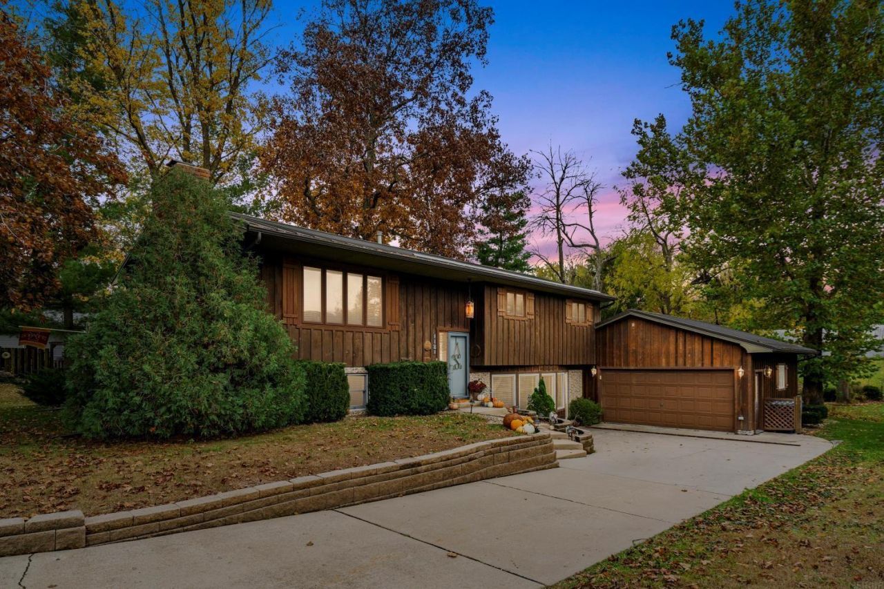 1121 4th St Ne, Independence, IA 50644 Main Photo