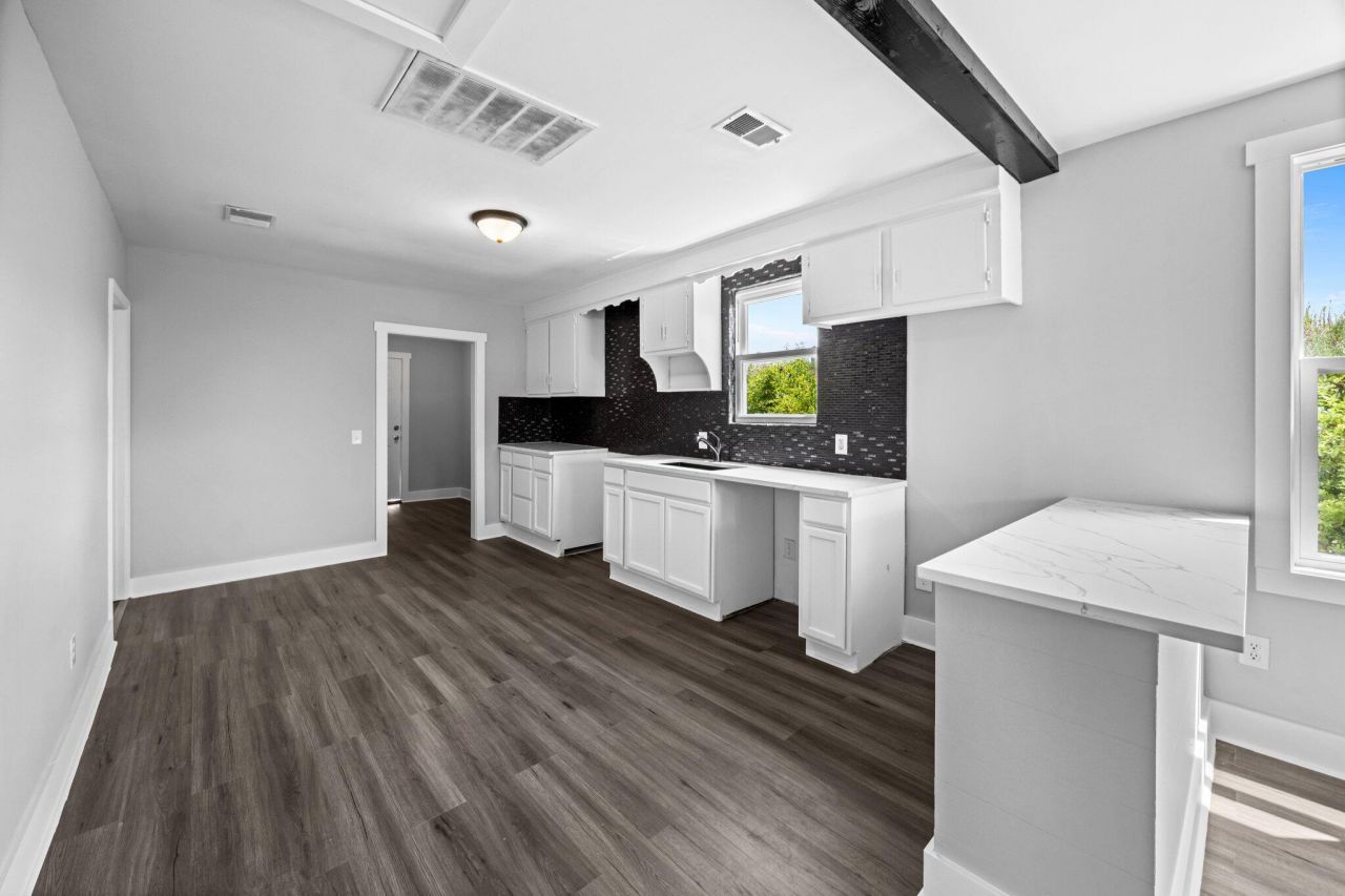 1806 Calvert Street Photo 11