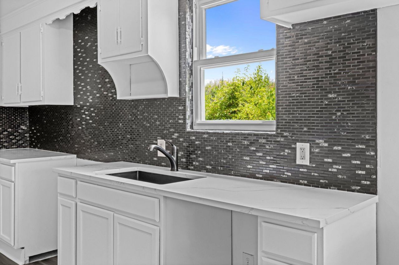 1806 Calvert Street Photo 13