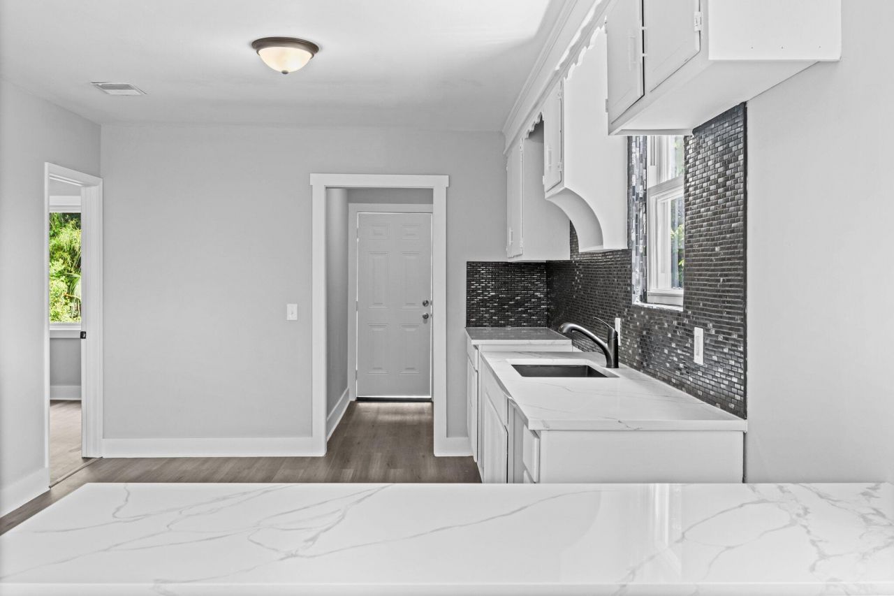 1806 Calvert Street Photo 14