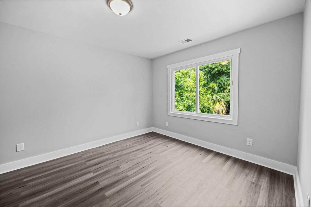 1806 Calvert Street Photo 28