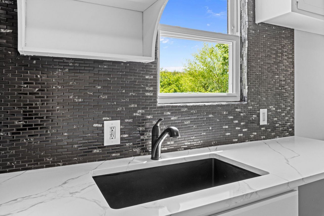 1806 Calvert Street Photo 9